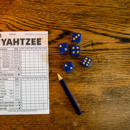 Yahtzee Cheat Sheet: Schnellentscheidungen für hohe Scores